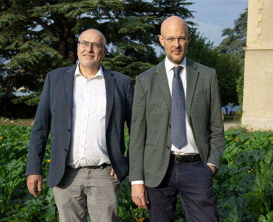 Fréderic Brand (directeur de l’agriculture, de la viticulture et des améliorations foncières) et Pascal Hottinger (directeur général de l’agriculture, de la viticulture et des affaires vétérinaires), dans le jardin du site de Marcelin, à Morges. ARC Jean-Bernard Sieber