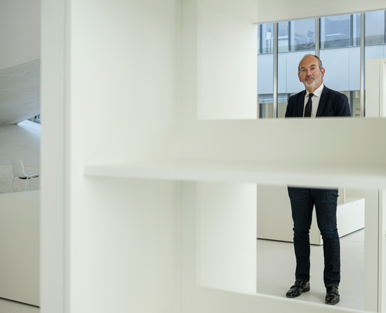 L’architecte cantonal Emmanuel Ventura, dans l’ingénieuse construction qui abritera le mudac et Photo Elysée. ARC Jean-Bernard Sieber