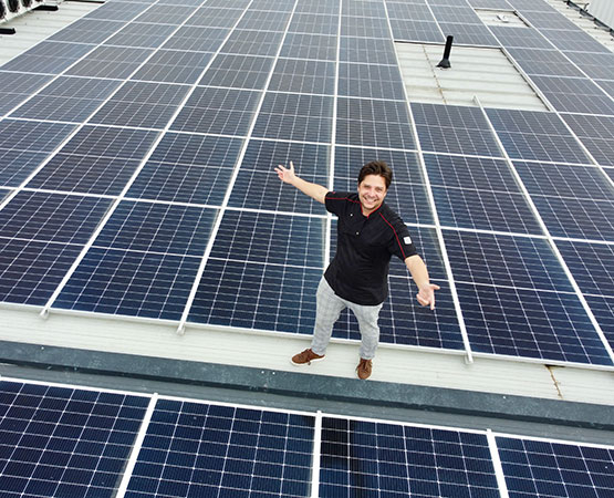 Grégory Perusset, boucher à Orbe : des économies grâce aux panneaux photovoltaïques sur la toiture du commerce familial. Michel Duperrex