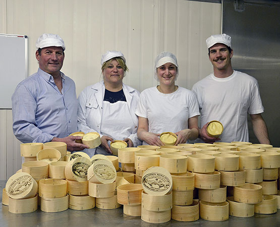Serge André et sa famille, à la fromagerie de Romanel-sur-Morges: «Les coûts liés à la crise actuelle sont importants et seront répercutés sur nos produits.» Journal de Morges