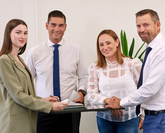 Pour les courtiers en assurances David Geijo (au centre) et Yves-Alain Monnier (à dr.), «on ne peut pas faire ce métier via Zoom.» La Région