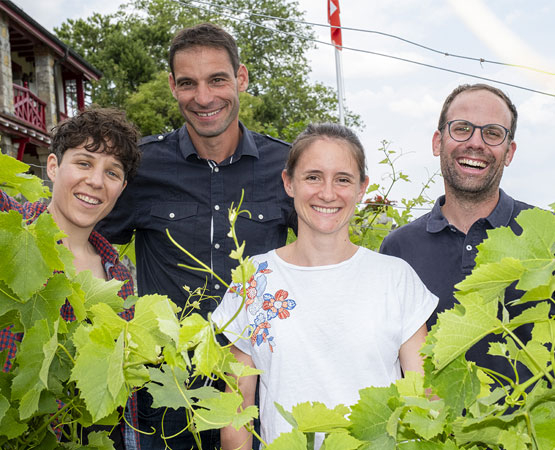 Catherine Cruchon (Echichens), Laura Paccot (Féchy), Lionel Widmer (Echichens) et Philippe Meyer (Morges) sont quatre des huit vignerons à l’origine du retour de la bouteille lavable dans le canton de Vaud. DR