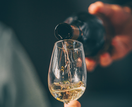 L’accréditation auprès de Vaud Œnotourisme oblige les encaveurs à proposer un horaire régulier d’ouverture de leurs caves . Fenea Silviu