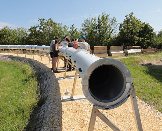 Journal de Morges L’EPFL teste une maquette d’Hyperloop, un tube sous vide dans lequel on transporterait à grande vitesse passagers et marchandises, pour une consommation de moitié inférieure à celle d’une voiture électrique.