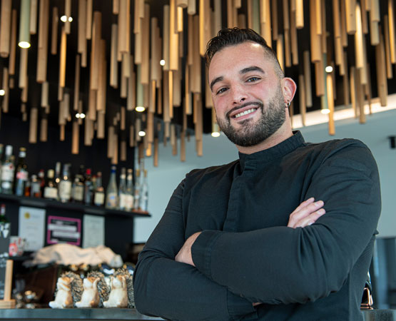 Stéphane Nogueira a dû se mettre à la vente à l’emporter cinq mois après l’ouverture de son restaurant à Senarclens. © ARC Jean-Bernard Sieber