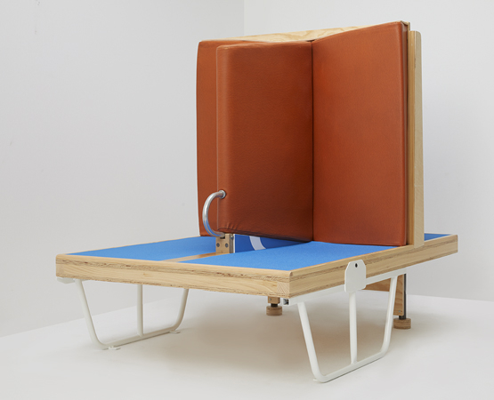 Rémi Perret, "Confessional", 2019. Ces sièges issus d’anciennes rames automotrices de la SNCF font partie de la collection du mudac. Maxime Huriez