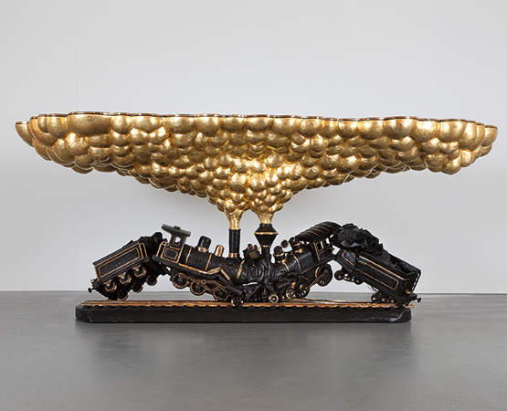 La table de bronze poli et patiné de Studio Job représentant un accident de train (2015): une des stars de cette exposition. Jean-Pierre Vaillancourt