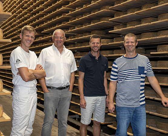Jean-Michel Rapin dans la cave d’affinage du fromage Maréchal à Granges-Marnand, entouré de ses trois fils, Grégory, Kevin et Mathias, qui ont repris les rênes de l’entreprise familiale. ARC Jean-Bernard Sieber