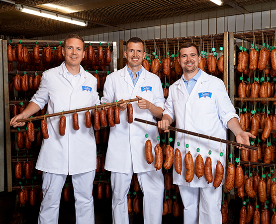 La sixième génération de Suter Viandes SA, les trois frères Gerber, au bénéfice d’un apprentissage de boucher et d’études en HEC: Michel (41 ans), CEO, Philippe (38 ans), responsable marketing/ventes et Pascal (34 ans), responsable production. DR