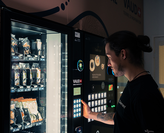 Les appareils réfrigérée proposent depuis l’an dernier un assortiment de 160 boissons et snacks du terroir dans les halls de hautes écoles, du métro ou d’entreprises vaudoises. VAUD+