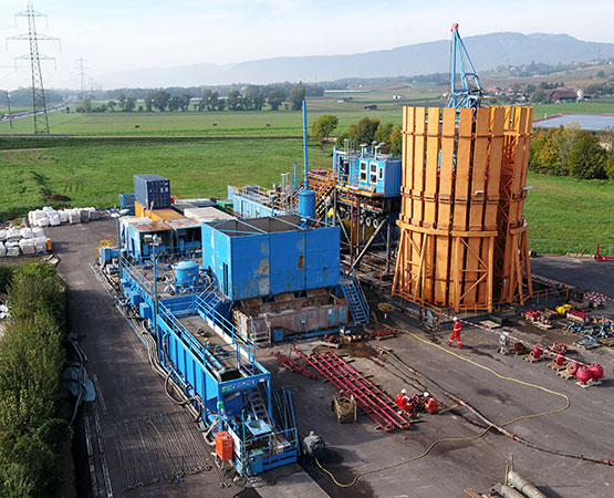 La foreuse est entrée en activité le 21 novembre sur le site de Vinzel. Le double forage atteindra 2300 mètres de profondeur en janvier. ENERGEO Michel Perret