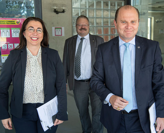 En mai 2020, le Conseil d’État décidait d’apporter des mesures de soutien financier aux apprentis et aux entreprises formatrices. La conseillère d’État Cesla Amarelle et son collègue Philippe Leuba précèdent Georges Zund, directeur de la FVE. © ARC Jean-Bernard Sieber