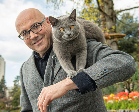 Patrick Moser en compagnie de son chat, grâce à qui, les visiteurs des Journées du patrimoine ont pu découvrir l’appartement témoin du 14e étage de la Tour d’Ivoire. ARC - JB Sieber