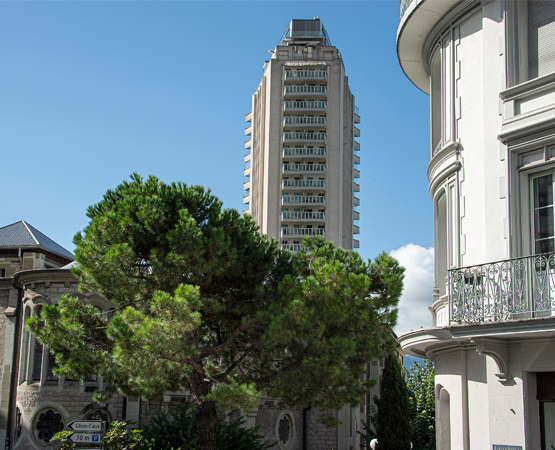 Lors du recensement de 1985, la Tour d’Ivoire hérite de la note 7, celle désignant un bâtiment qui «altère le site». Heureusement, le regard a évolué et la tour est désormais en cours de réévaluation.» ARC - JB Sieber