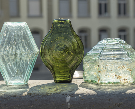 Avec un mode de fabrication par soufflage-moulage, totalement nouveau à l’époque, les briques Falconnier offrent une diversité de formes, de lumières et de couleurs. ARC - JB Sieber