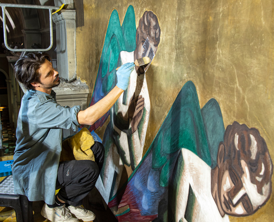 Léo Borgatta, conservateur-restaurateur de l’Atelier Saint-Dismas, travaille sur la suppression du vernis 1976 par application de papier Japon imbibé de solvant sur la fresque de Gino Severini. ARC - JB Sieber