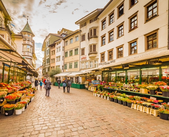 Une rue marchande de Bolzano, dans le Tyrol Sud. Cette région d’Italie a établi sa propre marque territoriale depuis 20 ans. GoneWithTheWind / Adobe Stock