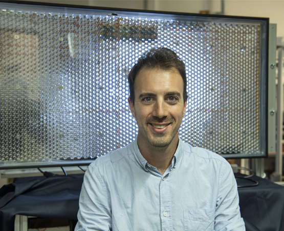 Laurent Coulot, fondateur d’Insolight, et un panneau de cellules dont la technologie reproduit les conditions d’une serre. ARC Jean-Bernard Sieber