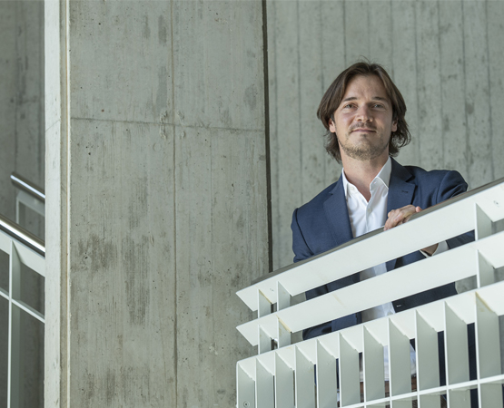 À l’Université de Lausanne, Olivier Gallay étudie de près l’optimisation des réseaux de transport, la gestion des chaînes logistiques et la logistique durable. ARC Jean-Bernard Sieber