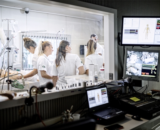 La Haute École de Santé Vaud a acquis pour la formation des sages-femmes, un robot mannequin qui accouche d’un bébé robot, avec monitoring des contractions de la maman et de la respiration du bébé inclus. HESAV