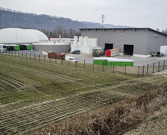 La centrale de biogaz de Treize-Cantons alimente 1200 ménages des alentours et fournit de la chaleur à l'entreprise Nestlé Waters. Elle contribue au séchage de capsules de café recyclées. ARC Jean-Bernard Sieber