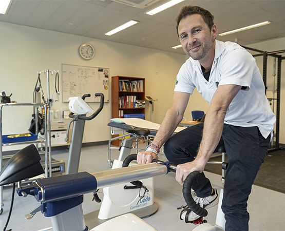 Le Dr Mathieu Saubade, dans son cabinet de consultation au Centre de médecine du Sport du CHUV. ARC Jean-Bernard Sieber