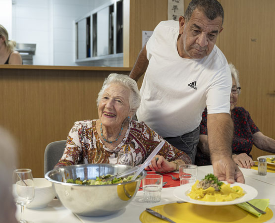 Repas de midi entre voisins et voisines, au LADA Croix-Blanche 35, à Épalinges. Nina, en cuisine, est secondée par Ali et Zinab. ARC Jean-Bernard Sieber