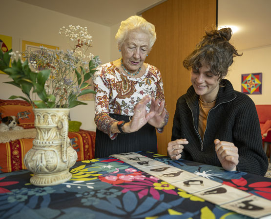 Danièle Béguin montre à l’animatrice Marie Freudiger des images d’elle-même, quand cette pionnière vaudoise du yoga pouvait encore se contorsionner sans y penser. ARC Jean-Bernard Sieber