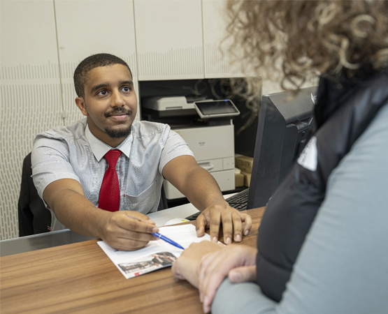 Nathan Daniel, à son poste en gare de Genève Cornavin. ARC Jean-Bernard Sieber