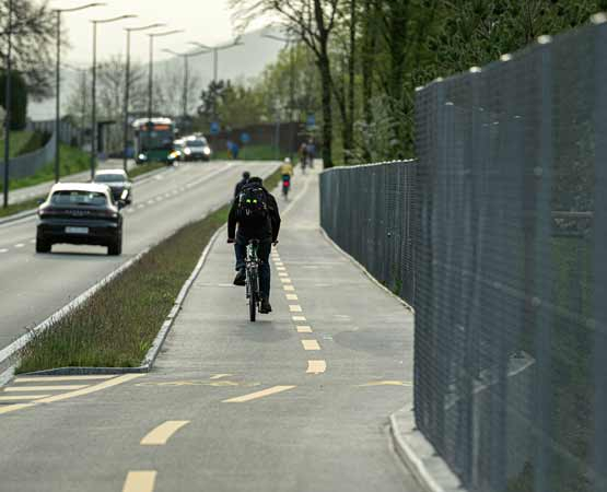 Pour créer des conditions propices à la pratique du vélo, la stratégie cantonale vise la création d’un réseau cyclable fait d’itinéraires continus, attractifs et si possible séparés du trafic, voire des piétons en agglomération. ARC Jean-Bernard Sieber