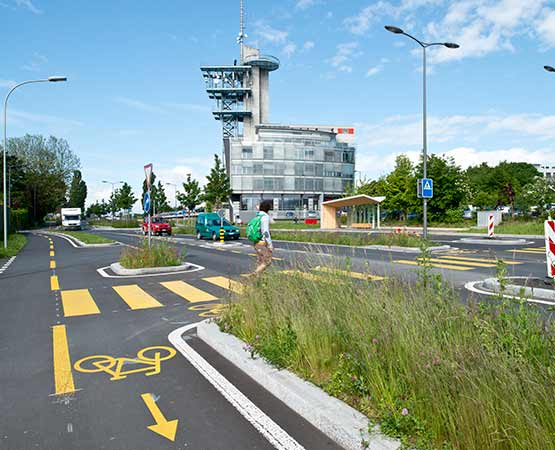 Devant l’École polytechnique fédérale de Lausanne, le tronçon de la route cantonale 1 a été le premier dans le canton à être requalifié. Voitures, bus, piétons et cyclistes y cohabitent en toute sécurité depuis 2013. Franziska Werren