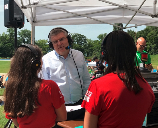 Avec RadioBus, Lausanne 2020 pourra compter sur un média entièrement réalisé par les jeunes écoliers. Ici l’interview de Thomas Bach, président du CIO en mai dernier. DR