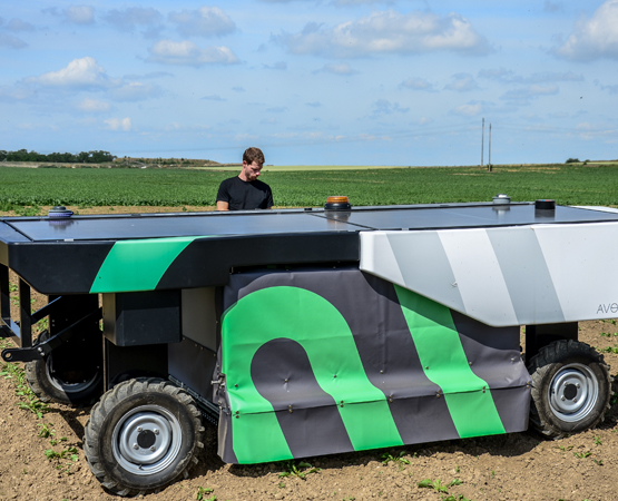 Doté de 52 buses de pulvérisation, le robot AVO repère les mauvaises herbes à l’aide de deux caméras. Michel Blossier / Tereos