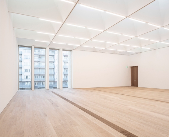 Les sols des salles d’exposition du MCBA sont en chêne clair. Les murs en couleur, blancs ou gris clair, selon les époques des œuvres exposées. Mathieu Gafsou