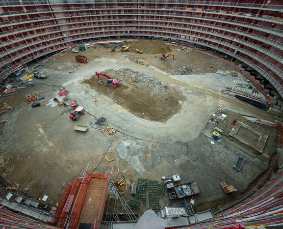 Le bâtiment a la forme d’un anneau de béton haut de 27 mètres, entouré d’une rampe hélicoïdale totalisant 2,8 km en pente douce. ARC Jean-Bernard Sieber